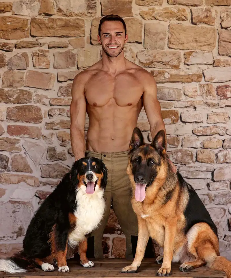 Greig Harris y sus perros Harley y Hugo