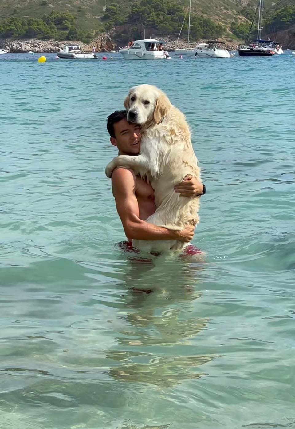 Perro insiste en abrazar a papá en el agua por la más dulce razón 4 Perro ama los abrazos