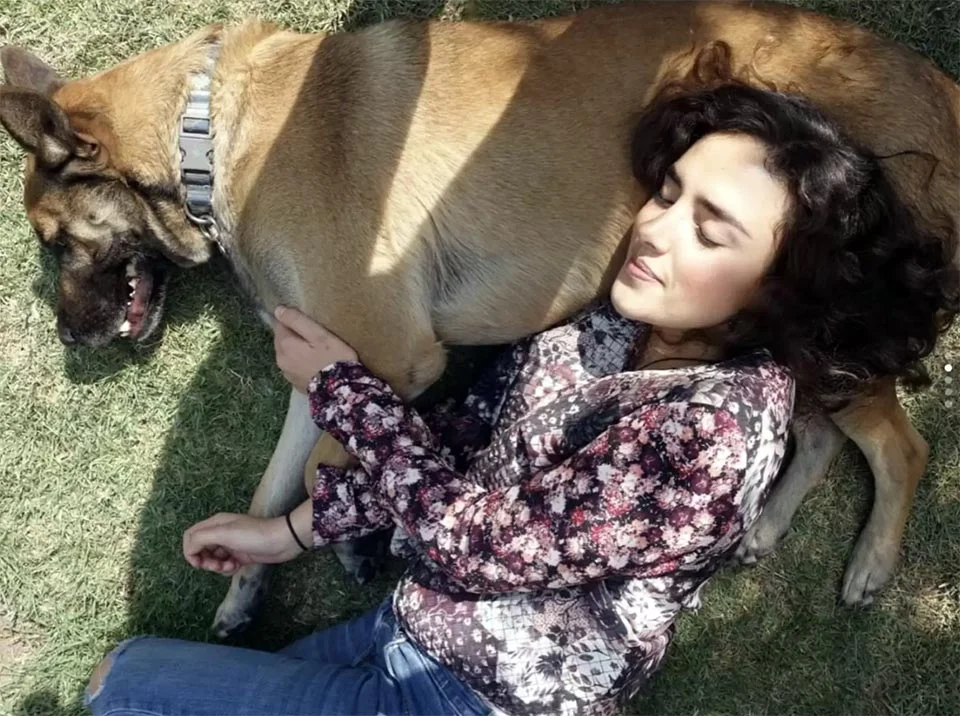 Perro que paseaba por el parque se da cuenta de que conoce a la mujer en la banca 4 Perro que paseaba por el parque reconoce a la mujer en la banca