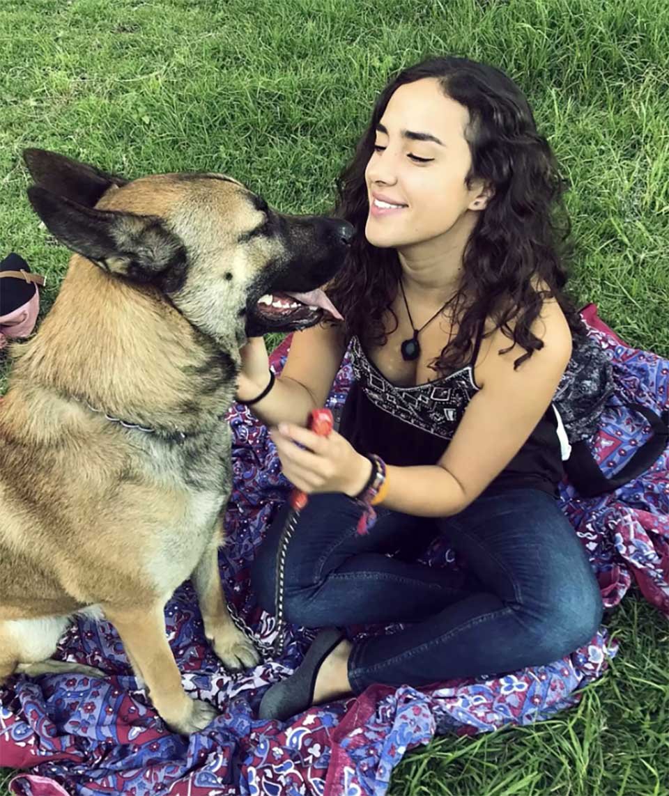 Perro que paseaba por el parque se da cuenta de que conoce a la mujer en la banca 5 Perro y su mejor amiga