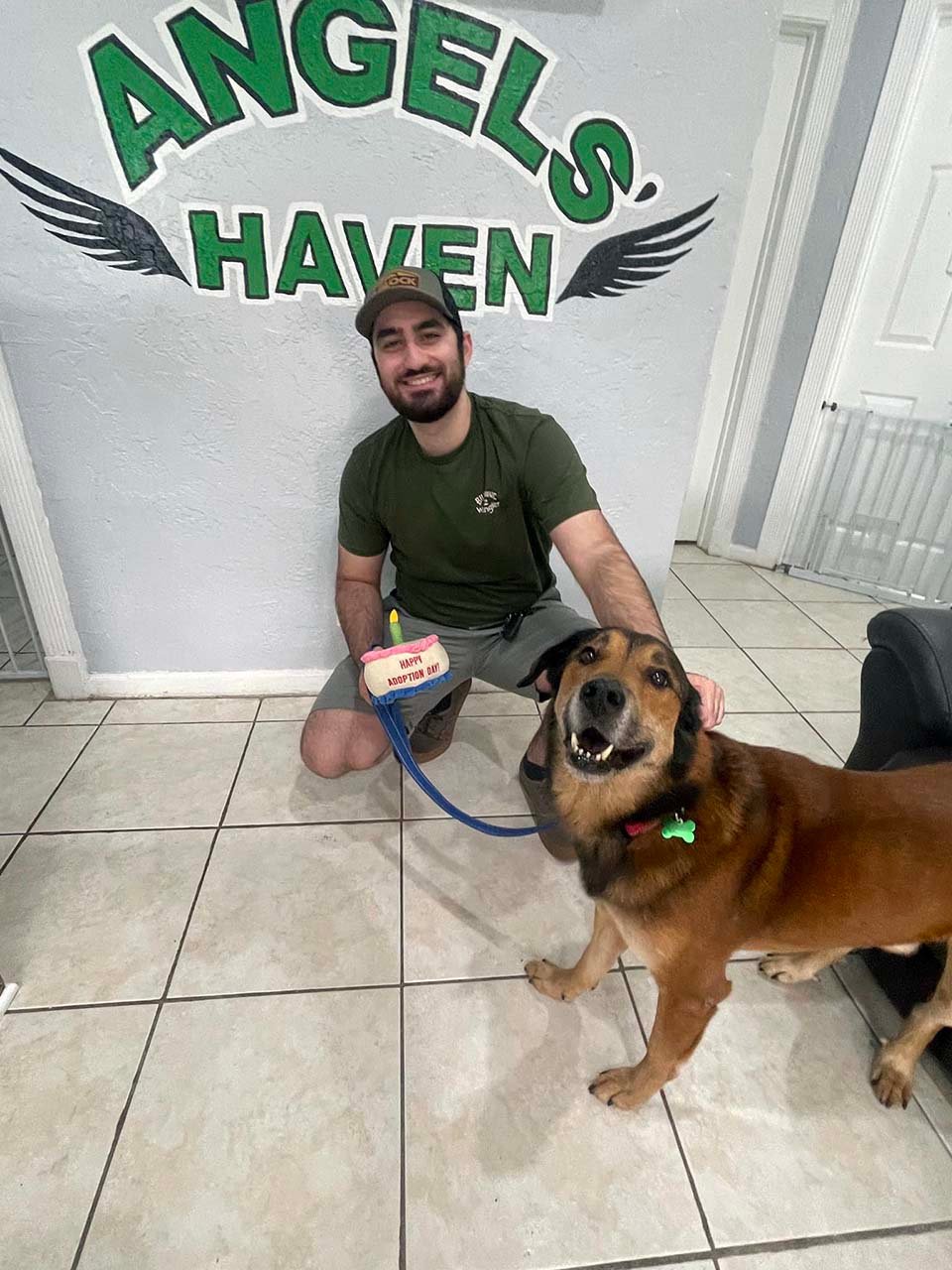 Perro hace guardia más de un mes fuera de casa donde vio por última vez a su familia 10 Salvatore y su nuevo padre