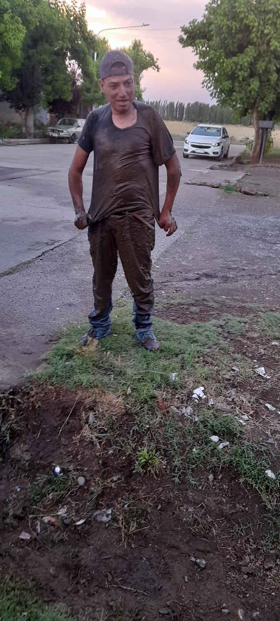 Hombre entra a un pozo para ayudar a una perrita y sus cachorros atrapados 5 Hombre entra a un pozo para rescatar a perritos