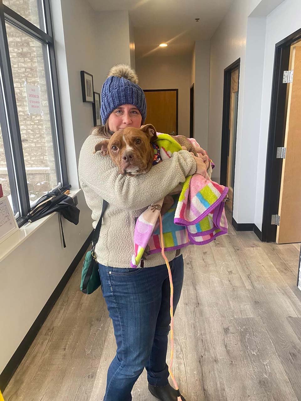 Perrita encontrada acurrucada afuera durante una tormenta de nieve es rescatada a tiempo 14 Emmy y su cuidadora