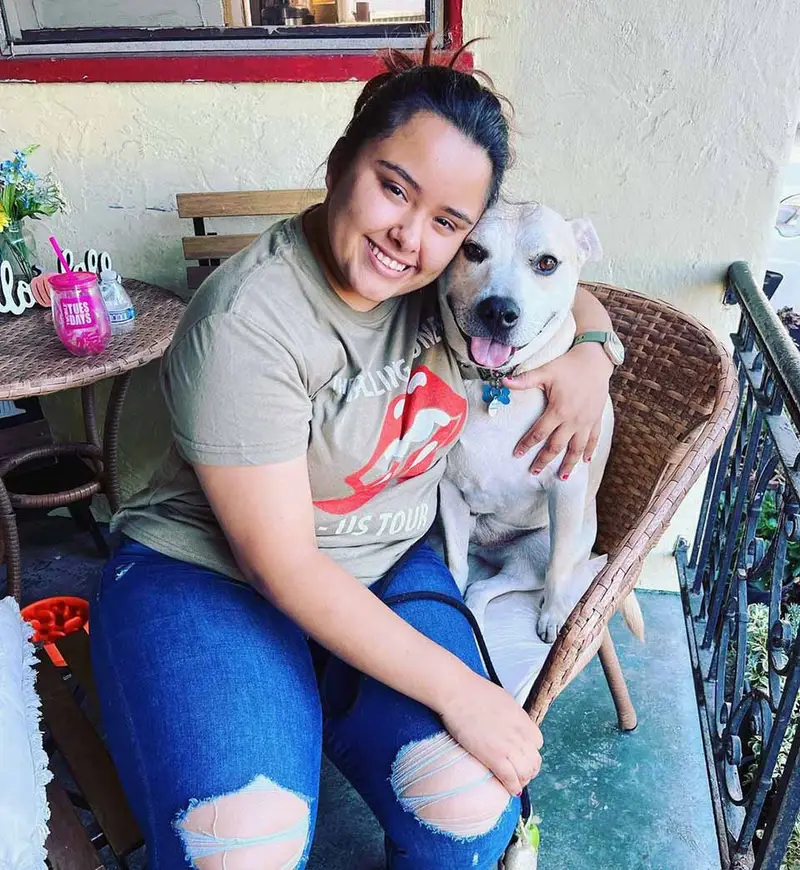 Perro no dejaba de llorar en el refugio y ahora es tan feliz en su viaje a la libertad 2 Perro y su madre adoptiva