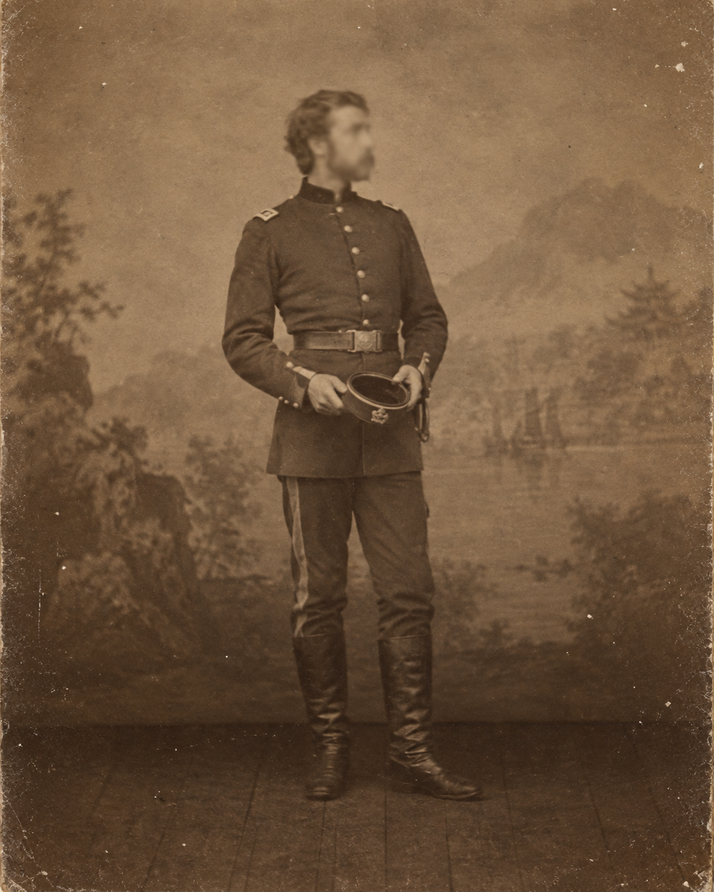 Retrato de estudio de un oficial británico genérico de la campaña de China de 1861, sosteniendo su gorra de cuartel volteada entre las manos