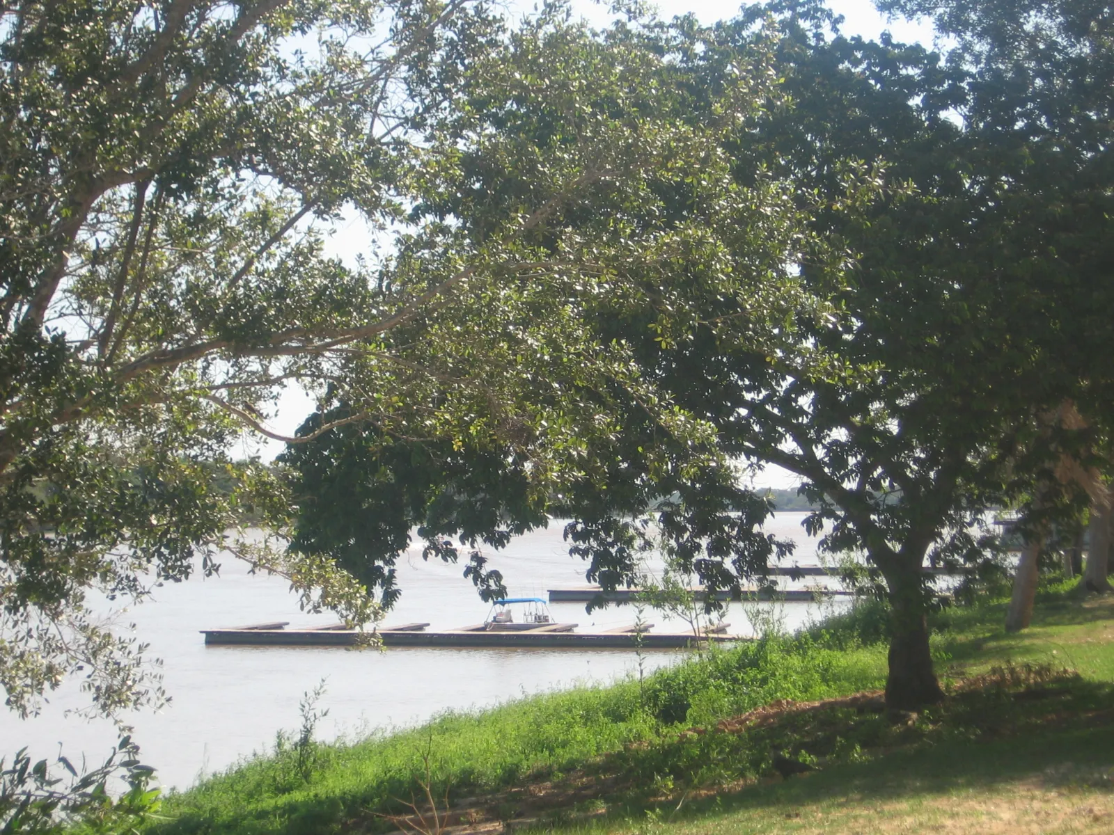 El río Cuiabá visto desde el pueblo de Porto Jofre, con embarcaciones al fondo entre los árboles