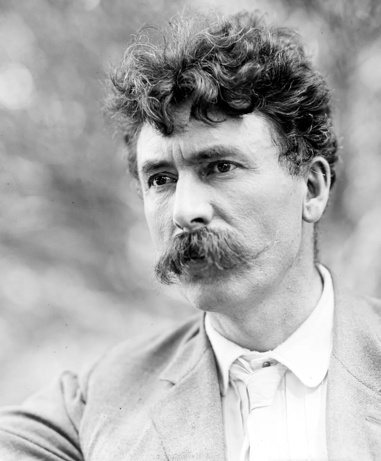 El lobo que esquivaba trampas y venenos cayó en cuatro a la vez por seguir un solo olor 4 Retrato en blanco y negro de Ernest Thompson Seton, con bigote y pelo rizado