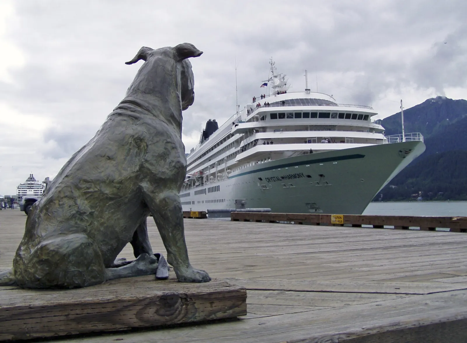 Patsy Ann, la perra sorda que sabía a qué muelle de Juneau llegaría cada barco 2 Estatua de bronce de Patsy Ann en un muelle de Juneau, con el crucero Crystal Harmony atracado al fondo