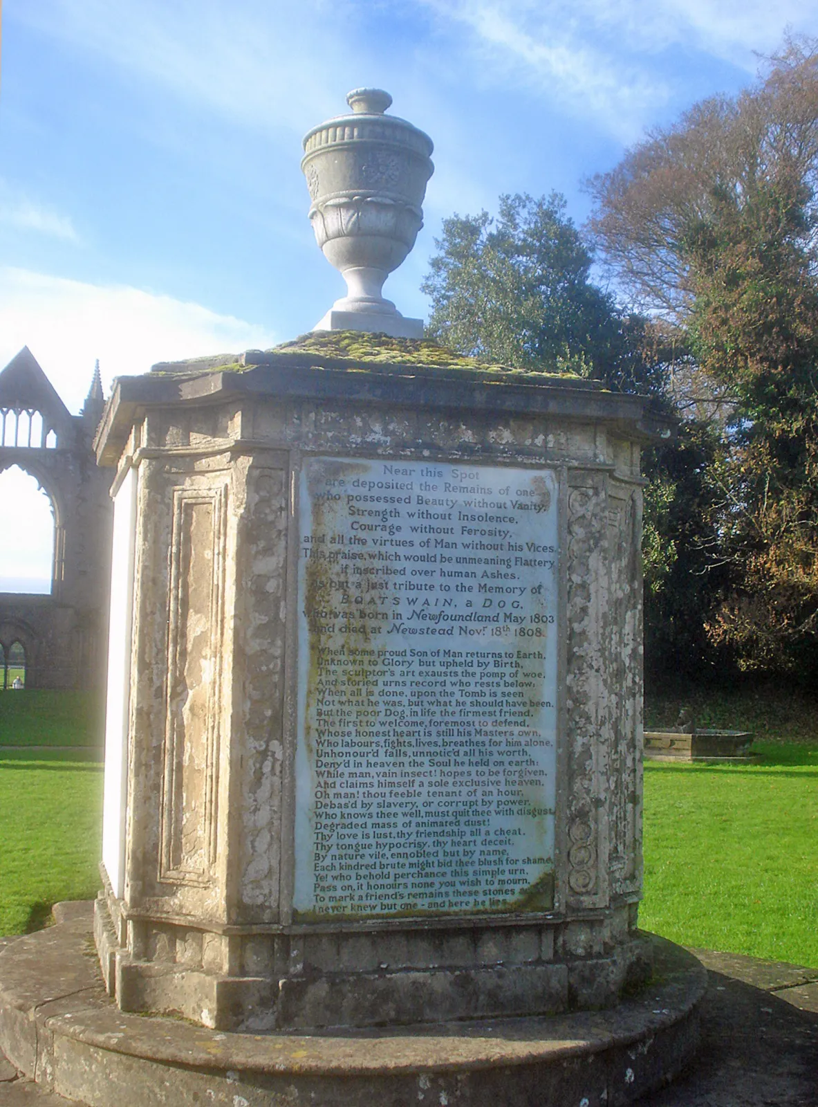 Lord Byron le levantó a su perro un monumento de siete escalones y pidió descansar a su lado 3 Monumento de piedra sobre una base de escalones circulares, coronado por una urna, en los terrenos de Newstead Abbey