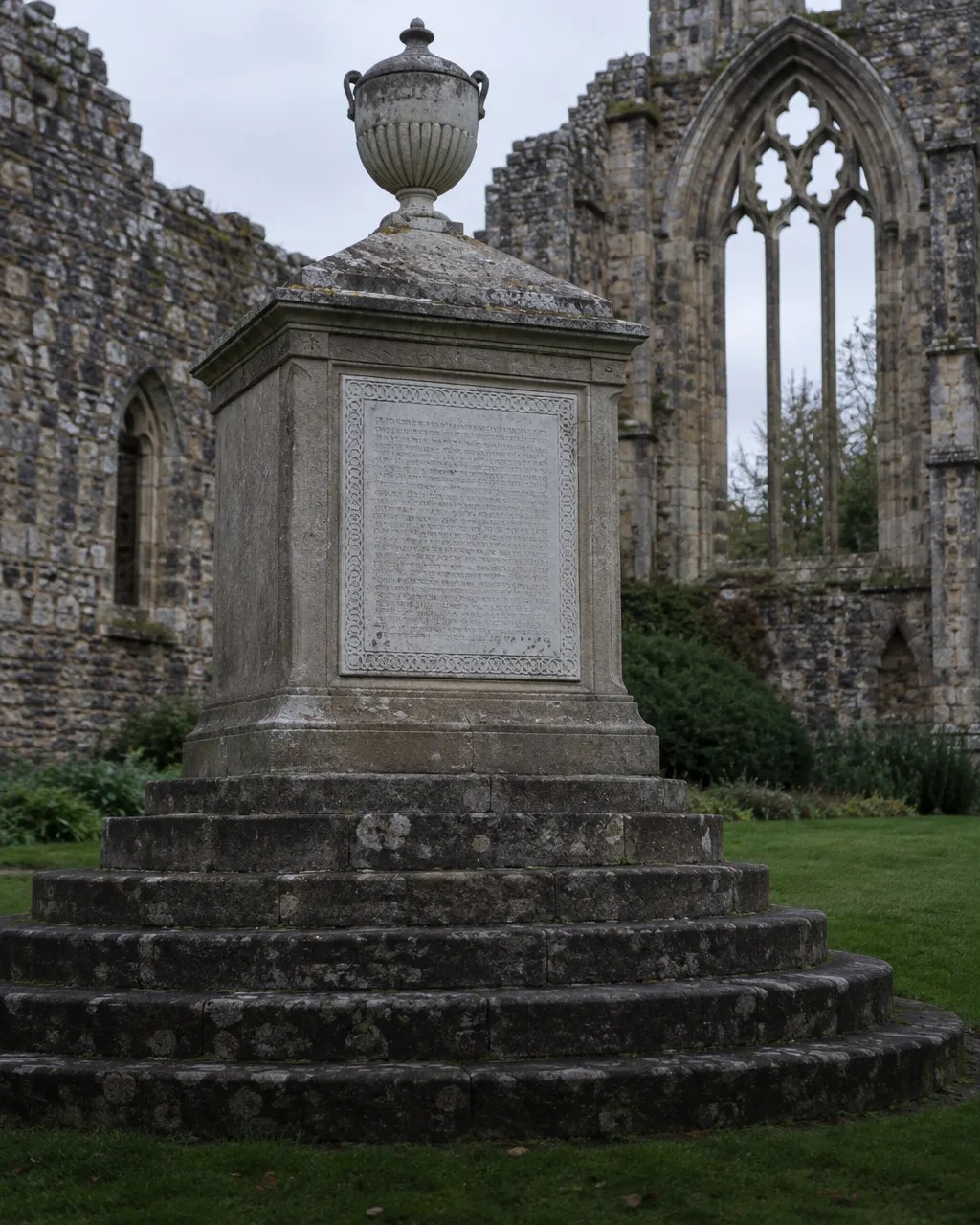 Lord Byron le levantó a su perro un monumento de siete escalones y pidió descansar a su lado 5 Monumento funerario de piedra sobre siete escalones circulares, con una placa de mármol blanco grabada y una urna clásica en lo alto, con ruinas al fondo