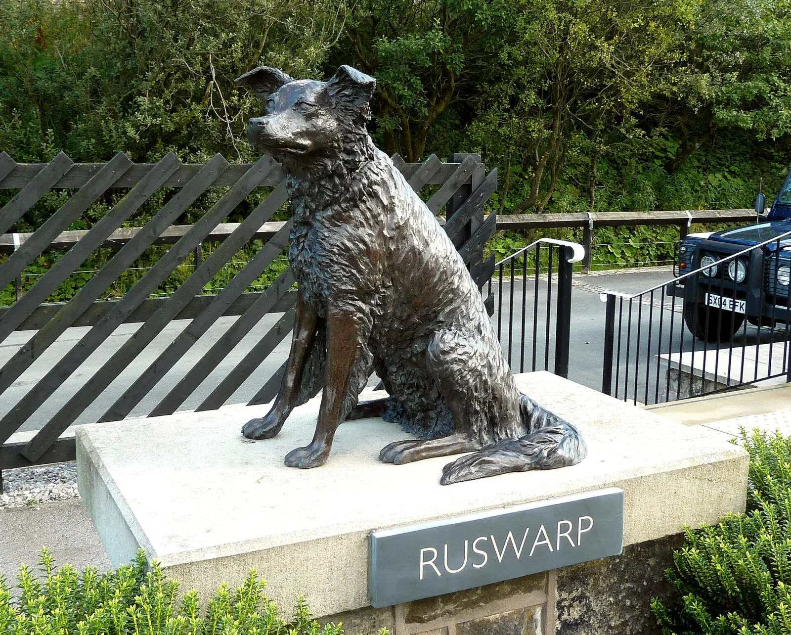 El perro que firmó con su pata para salvar un tren y luego pasó 77 noches de invierno en una montaña de Gales 2 Estatua de bronce del perro Ruswarp en el andén de la estación de Garsdale