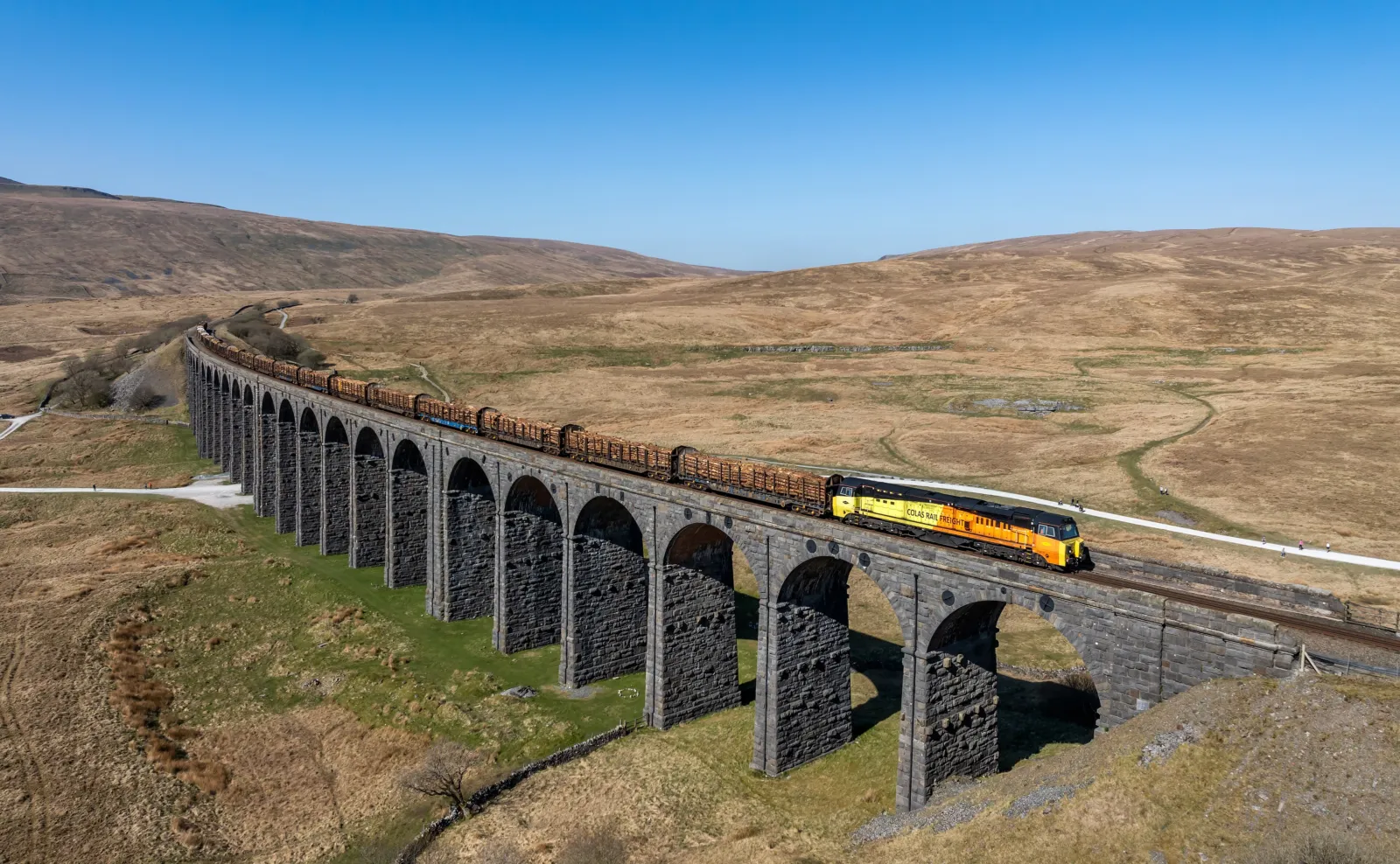 El perro que firmó con su pata para salvar un tren y luego pasó 77 noches de invierno en una montaña de Gales 4 Tren cruzando el viaducto de piedra de Ribblehead entre páramos dorados