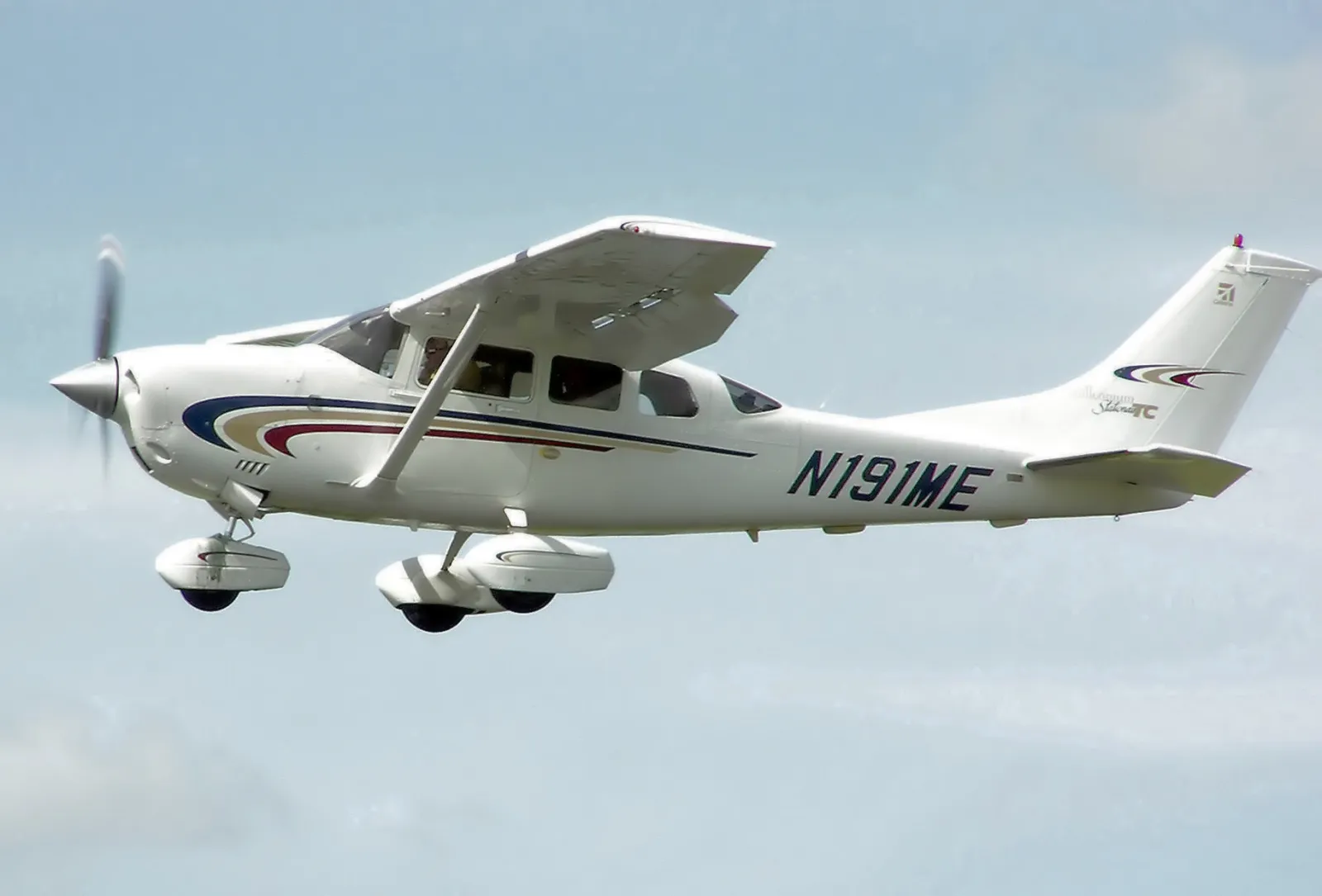 Cuatro niños sobrevivieron 40 días en la selva colombiana y el perro que los buscaba nunca volvió 2 Avioneta Cessna 206 en vuelo sobre un cielo despejado