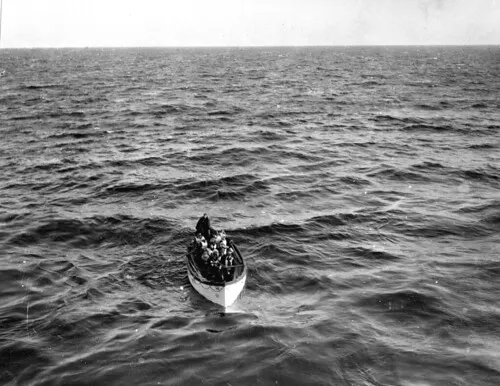 El Titanic tenía una exposición canina para el día en que se hundió: solo tres perros sobrevivieron 3 Fotografía de 1912 del bote salvavidas número 6 del Titanic acercándose al barco de rescate Carpathia
