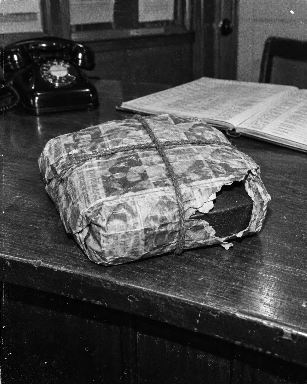 Robaron la Copa del Mundo en 1966 y no la encontró Scotland Yard, sino un perro 4 Paquete compacto envuelto en periódico arrugado y atado en cruz con cuerda gruesa, con una esquina rota que deja ver una base oscura en forma de disco, sobre el mostrador de madera de una comisaría de los años sesenta, junto a un libro de registro abierto y un teléfono negro.